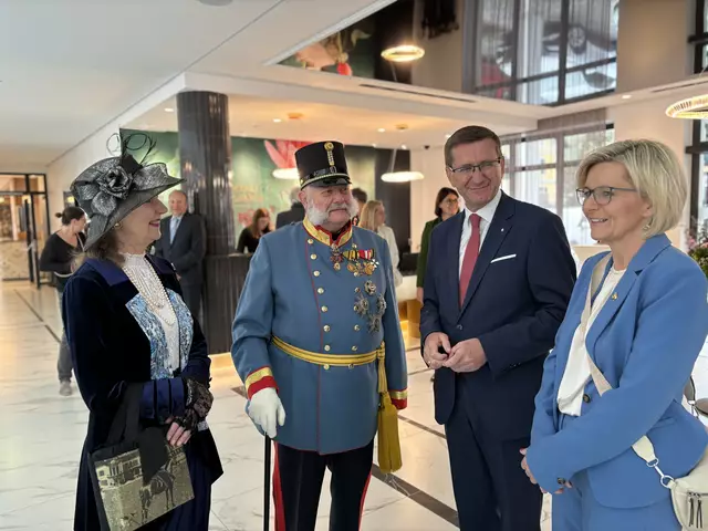 Kleines Pläuschchen mit dem Kaiserpaar in der Hotellobby. | Foto: MeinBezirk/Gratzer