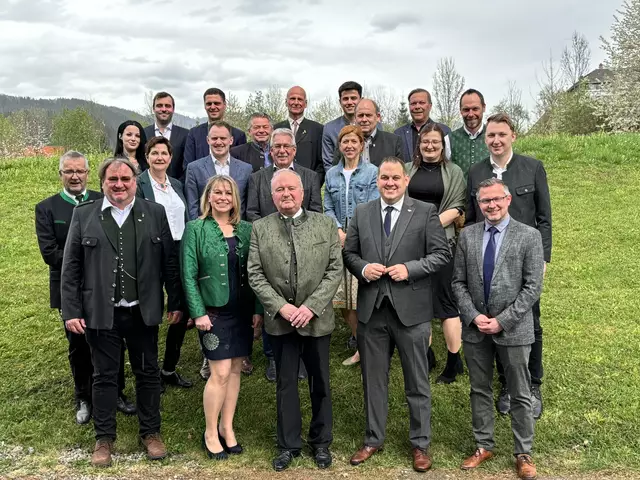 Der neue Gemeinderat von Langenwang nach der konstituierenden Sitzung.  | Foto: Koidl