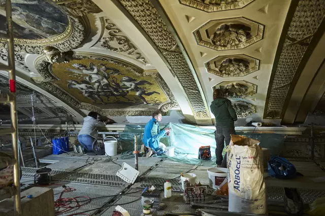 Bedingt durch das Wasser sollen sich laut dem Restaurator Klaus Wedenig Salze vom Kalkmörtel gelöst haben. | Foto: Tommy Hetzel / BURG
