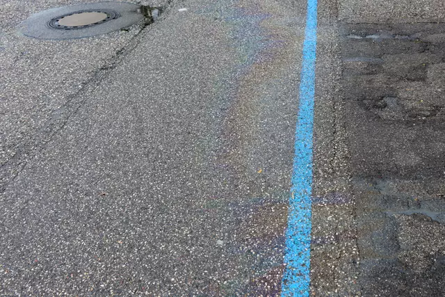 Wegen ausgelaufenen Öls musste der McDonald's-Parkplatz an der Welser Osttangente gesperrt werden, damit die Feuerwehr das Areal säubern konnte. | Foto: laumat.at