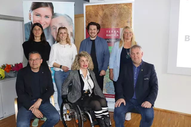 Hintere Reihe von links: Stefanie Rietzler (Bereichsleitung Freiwilligenzentrum Landeck), Eva Hergel (Bereichsleitung Leader), Sebastian Vicoli (Bereichsleitung Terra Raetica), Birgit Kofler (Projektmitarbeiterin von RegioL), vordere Reihe von links: RegioL-GF Gerald Jochum, Sandra Careccia (Abteilung Barrierefreiheit) und RegioL-Obmann Helmut Mall.  | Foto: Elisabeth Zangerl