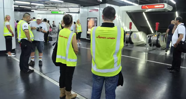 Bis zu 100 Kontrolleure der Wiener Linien sind täglich in den Öffi-Stationsbereichen und Garnituren unterwegs, meist inkognito, manchmal aber auch ganz offensichtlich. | Foto: Johannes Zinner