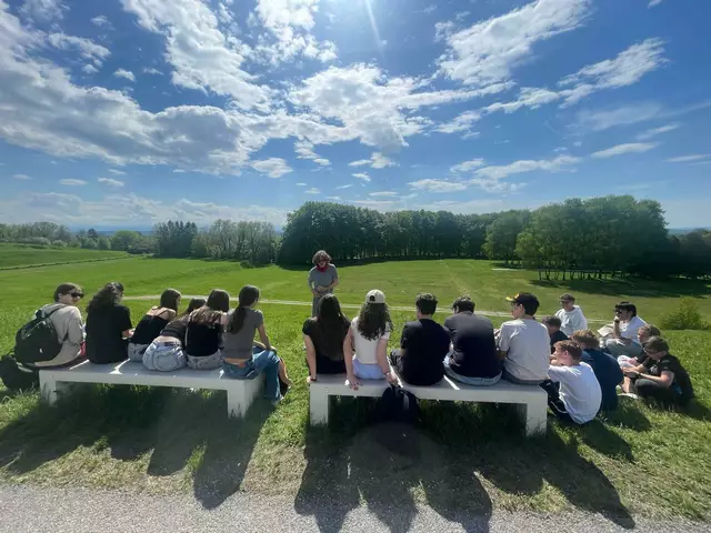 Mit dem Besuch in der KZ-Gedenkstätte Mauthausen sollen die Schülerinnen und Schüler des GYM Oberschützen aktiv mit der Geschichte Österreichs in Dialog treten.  | Foto: GYM Oberschützen