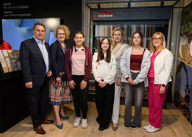 Wolfgang Ecker, Präsident der Wirtschaftskammer Niederösterreich, Bildungs-Landesrätin Christiane Teschl-Hofmeister, die Schülerinnen Sofie und Tuana (NMS Pottenbrunn), Michaela Roither, Geschäftsführerin Industriellenvereinigung Niederösterreich, Schülerin Nathalie (NMS Herzogenburg) und Sandra Kern, Landesgeschäftsführerin AMS NÖ. | Foto: NLK Burchhart