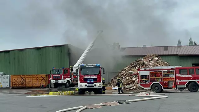 In der betroffenen Halle werden laut ersten Informationen Elektroschrott, Batterien sowie Altspeiseöl gelagert.  | Foto: DOKU-NÖ