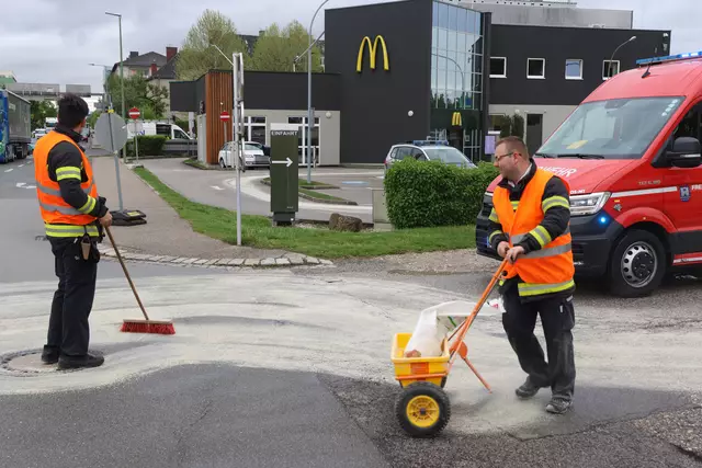 Wegen ausgelaufenen Öls musste der McDonald's-Parkplatz an der Welser Osttangente gesperrt werden, damit die Feuerwehr das Areal säubern konnte. | Foto: laumat.at