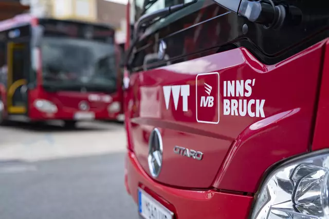 Am späten Donnerstagnachmittag verletzte sich eine Frau in einem Bus bei der Mühlerauer Brücke in Innsbruck als der Bus plötzlich bremsen musste. Ein BMW war Grund für die Vollbremsung. Die Polizei sucht nun Hinweise zum BMW. | Foto: IVB/Gerhard Berger (Symbolbild)