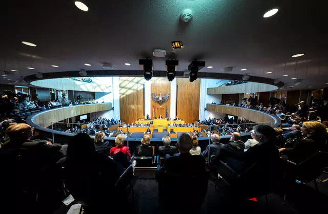 Der Nationalrat steht vor einer kontroversen Debatte: Das geplante Aus für den Familiennachzug soll beschlossen werden. Aber auch die Wien-Wahl, Deutschförderung und das Thema Straßenbau stehen auf dem Tagesplan. | Foto: MAX SLOVENCIK / APA / picturedesk.com