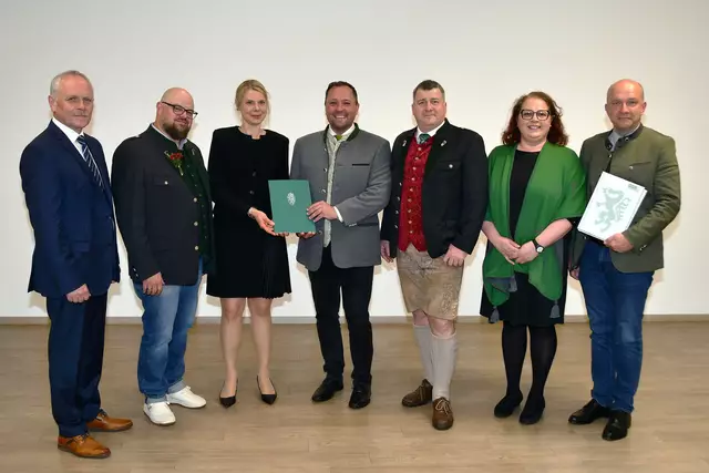 Der neue Weißkirchner Gemeindevorstand: Helmut Grangl, Robert Reiter, BH Nina Pölzl, Bgm. Markus Tafeit, Mario Leitner, Michaela Kogler und Bruno Aschenbrenner. 
 | Foto: Freigassner