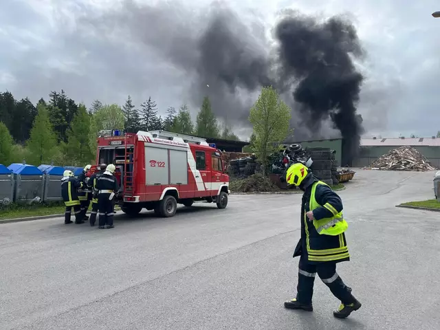 Eine Halle mit Elektro-Müll ist in Brand geraten. | Foto: privat