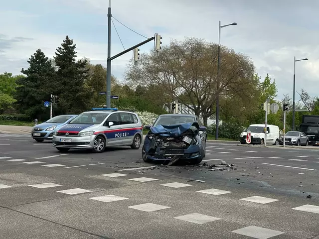 Es gab zwei Verletzte, der Bereich des Unfalls glich einem Trümmerfeld. | Foto: Valentina Marinelic/MeinBezirk