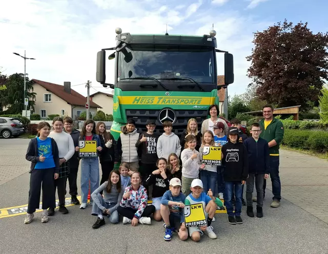 Klassenlehrerin Michaela Rödler und Geschäftsführer Christoph Unger (Karl Heiss Transport GmbH) mit Kindern der 4a. | Foto: WKNÖ