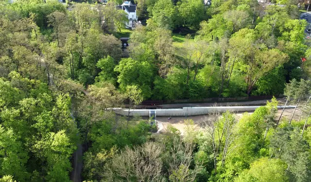Die neue Schutzwand soll vor allem den Wohnbereich in Neuwaldegg vor Hochwasser schützen.  | Foto: Stadt Wien/Wiener Gewässer