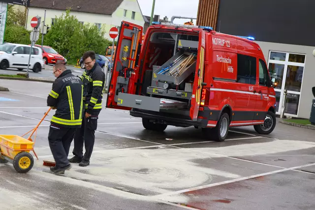 Wegen ausgelaufenen Öls musste der McDonald's-Parkplatz an der Welser Osttangente gesperrt werden, damit die Feuerwehr das Areal säubern konnte. | Foto: laumat.at
