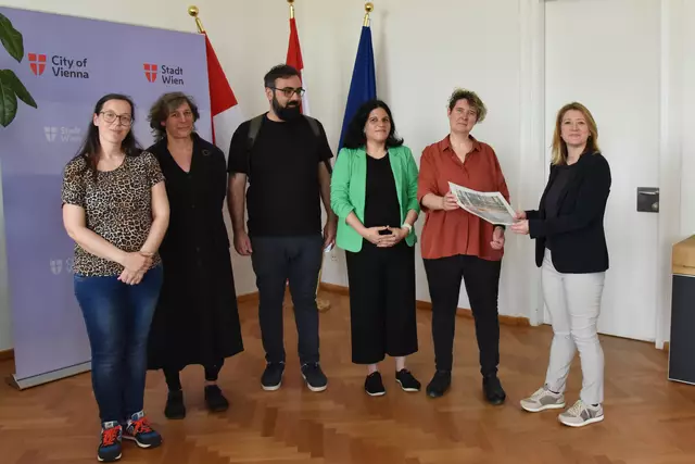 Der Betriebsrat übergab die Kritik in Form eines offenen Schreibens an Bildungsstadträtin Bettina Emmerling (Neos, l.). | Foto: BiM