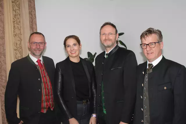 Bürgermeister Bernd Gratzer, Vize Harald Scherz, Gemeidekassier Valentin Kiendler mit Bezirkshauptfrau Elisabeth Kladiva | Foto: Patrick Marcher