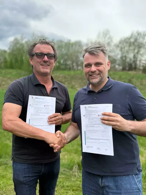 Bürgermeister Lukas Michlmayr (VP) konnte Jürgen Offenberger bereits von einem Glasfaseranschluss überzeugen. | Foto: Gemeinde