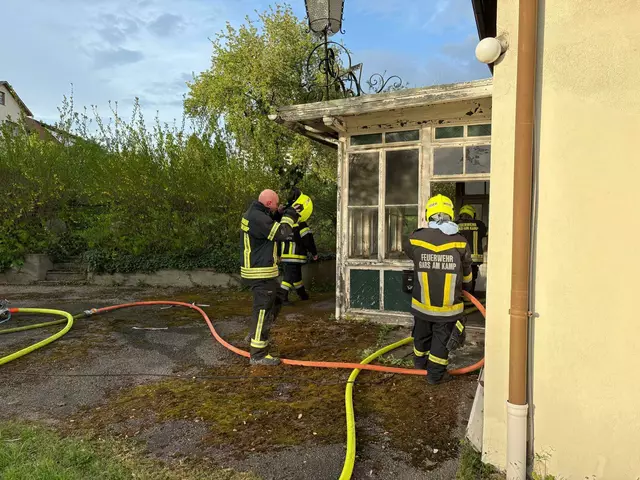 Ein leerstehendes Wohnhaus in Gars am Kamp stand am Mittwochabend plötzlich in Flammen. | Foto: Jochen Schmid