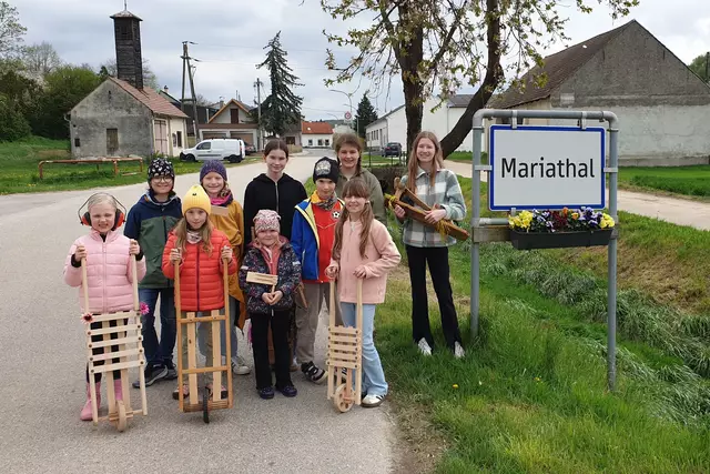 Ratscherkinder aus Mariathal: Daria, Florian, Karla, Luise, Anna, Paula, Till, Sophie, Magdalena,
Ratschermeisterin Anna (ganz rechts) | Foto: Stefan Kirchhofer