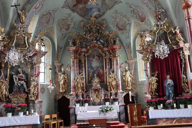 Der dominante Hochalter der Pfarrkirche mit der Darstellung der Himmelfahrt Marias. | Foto: Seelos