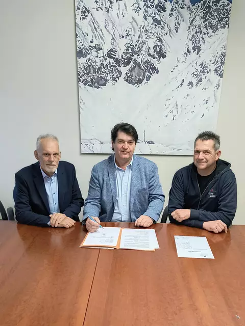 92.000 Quadratmeter Grundankauf: Absams Bürgermeister bei der Vertragsunterzeichnung mit den zwei Vizebürgermeistern Max Unterrainer und Arno Pauli | Foto: Gemeinde Absam
