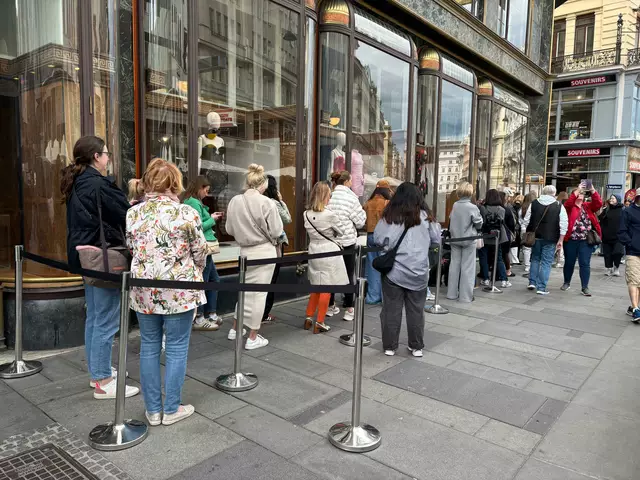 Wartende Menschen waren am Donnerstagvormittag vor einem Geschäft in der City zu beobachten. | Foto: Barbara Schuster/MeinBezirk Wien
