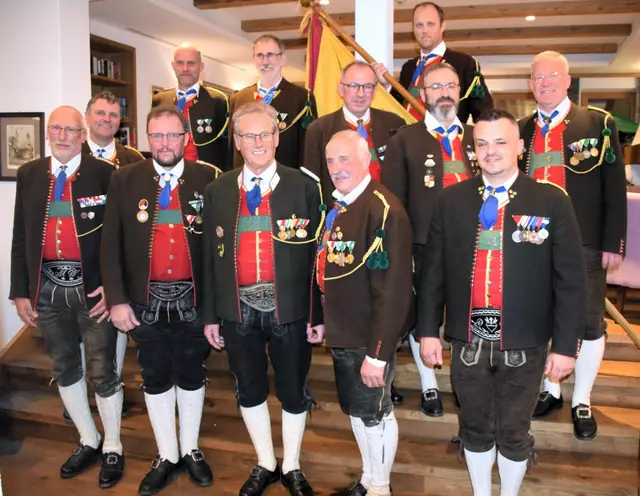 Bataillons-Kdt. Hans Hinterholzer (3. v. li.) geht mit dem wiedergewählten Ausschuss in seine fünfte Periode. | Foto: Wörgötter