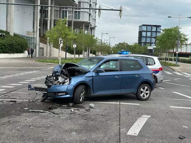 Eines der Fahrzeuge weist beträchtlichen Frontalschaden auf. | Foto: Valentina Marinelic/MeinBezirk