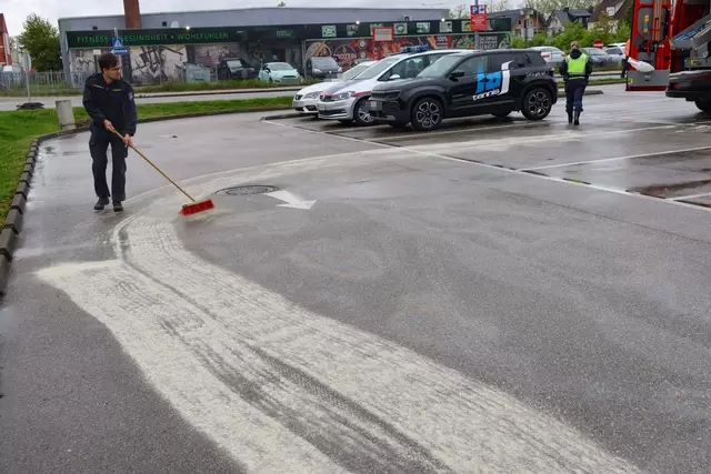 Wegen ausgelaufenen Öls musste der McDonald's-Parkplatz an der Welser Osttangente gesperrt werden, damit die Feuerwehr das Areal säubern konnte. | Foto: laumat.at