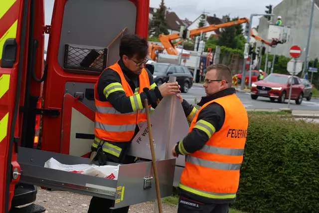 Wegen ausgelaufenen Öls musste der McDonald's-Parkplatz an der Welser Osttangente gesperrt werden, damit die Feuerwehr das Areal säubern konnte. | Foto: laumat.at