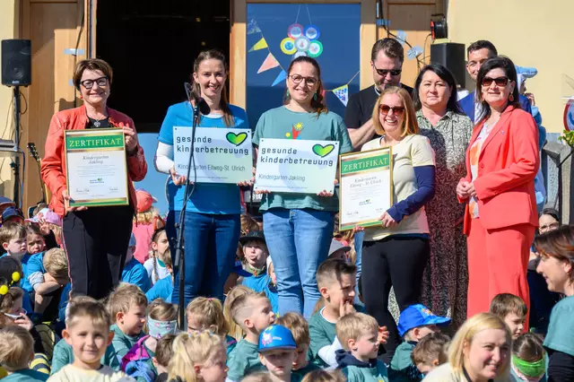 LR Beate Prettner (rechts) verlieh die Auszeichnungen für „Gesunde Kinderbetreuung“ an die Kindergärten Jakling und Eitweg. | Foto: Stadtgemeinde St. Andrä