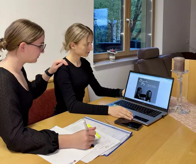 Tüfteln am Informationsheft rund um Diabetes mellitus Typ 1: Patrizia und Mirjam Semmernegg bei der Arbeit. | Foto: Semmernegg