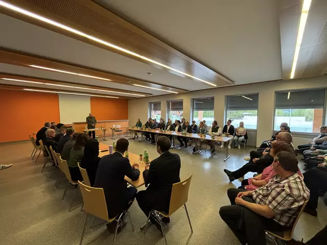 Bis auf den letzten Platz waren die Plätze für interessierte Langenwangerinnen und Langenwanger besetzt. | Foto: Koidl