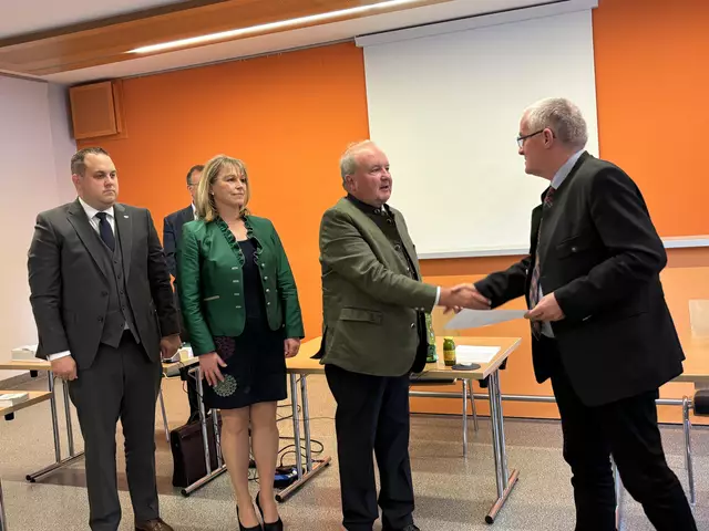 Bürgermeister und die beiden Vizebürgermeister wurden von Bezirkshauptmann Bernhard Preiner angelobt.  | Foto: Koidl