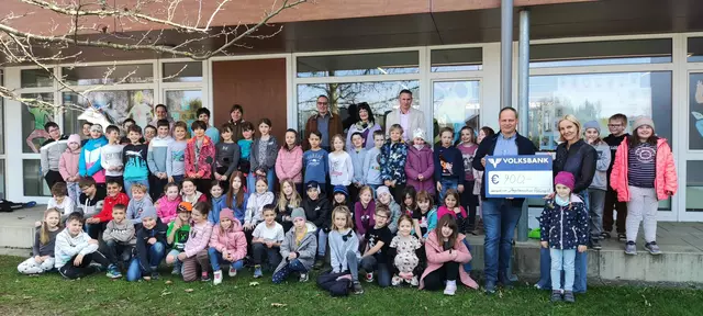 Im Bild die Schüler:innen und Lehrerinnen der VS Polling mit Leiterin Claudia Anzengruber, Jagdausschußobmann Maximilian Wimmleitner, Obmann-Stv. Simon Kneißl, Mitglied Birgit Wimplinger-Vogt, sowie Kassier und Schriftführer Alois Danecker. | Foto: Jagdausschuss