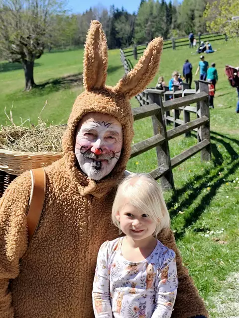 Strahlende Kinderaugen, fröhliches Lachen und ein Hauch von Frühling – das alles gab’s bei der diesjährigen Osternesterlsuche der Naturfreundejugend Rabenstein am Geisbühel. | Foto: zVg Naturfreunde Rabenstein