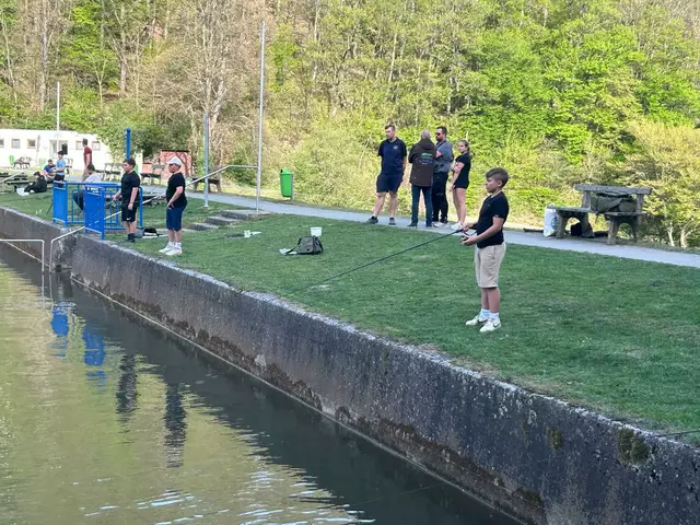 Junge Angler haben gemeinsam mit dem Fischereiverein Rabnitz/Rechnitz die Angelrute am Stausee in Rechnitz ausgepackt. 