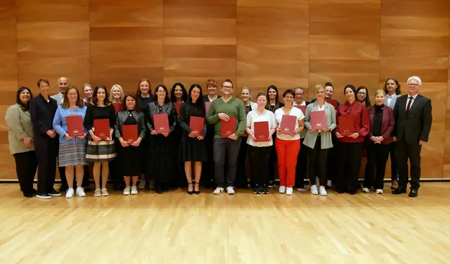 Die Absolventen feiern den erfolgreichen Abschluss ihrer Ausbildung. | Foto: Krankenhaus St. Vinzenz, BIZ/Agentur Polak