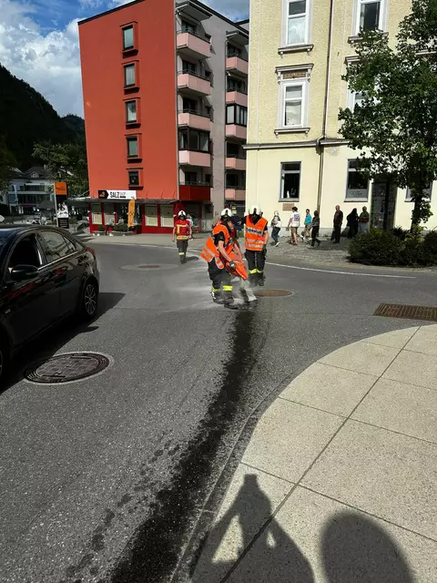 Die Treibstoffspur erstreckte sich vom Bad Ischler Bahnhof, über die Götzstraße bis in die Salzburger Straße. | Foto: ff-badischl.at