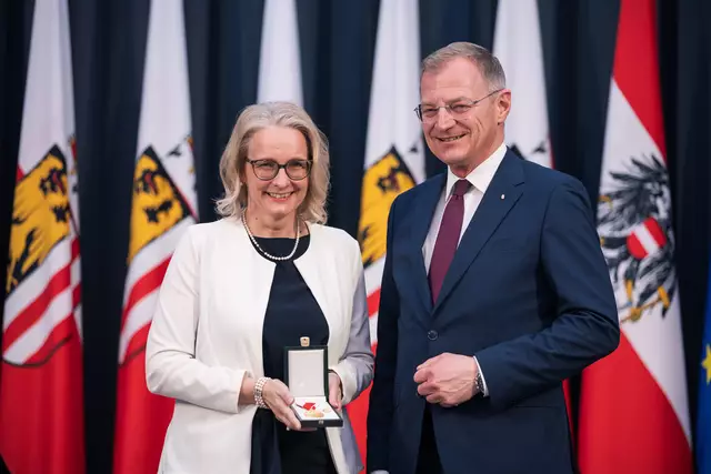 Eva Pötzl mit LH Thomas Stelzer. | Foto: Land OÖ/Max Mayrhofer