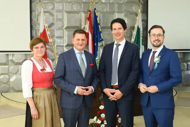 Erste Vizebürgermeisterin Birgit Sandler (SPÖ), Bürgermeister Kurt Wallner (SPÖ), Bezirkshauptmann Markus Kraxner und Zweiter Vizebürgermeister Florian Wernbacher (FPÖ) freuen sich auf eine neue Amtsperiode. | Foto: Armin Russold