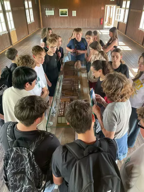 Voices of World War II: 80 Jahre später besuchten die Schülerinnen und Schüler die KZ-Gedenkstätt in Mauthausen.  | Foto: GYM Oberschützen
