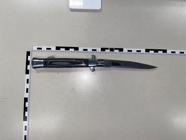 Ein 22-Jähriger wurde von einem 19-jährigen Bekannten mit diesem Springmesser attackiert.  | Foto: LPD Wien