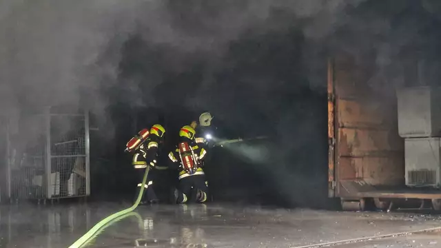 Ein Großbrand hat am heutigen Vormittag eine Lagerhalle bei Kleinschönau in Brand gesetzt und einen umfangreichen Feuerwehreinsatz ausgelöst.  | Foto: DOKU-NÖ