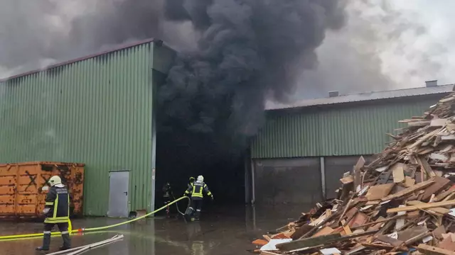 Die eintreffenden Feuerwehren begannen sofort mit den Löscharbeiten. | Foto: DOKU-NÖ