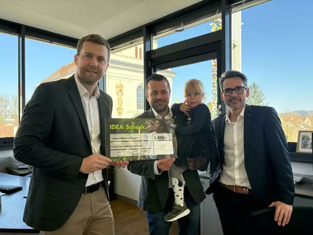 Rene Obmann, Vertriebspartnercoach bei Helvetia in der Region Süd,  übergibt den Scheck an Andreas Frank, Präsident des Kiwanis Clubs Feldbach-Vulkanland, Töchterchen Sophia und Albert Gutmann (v. l.), Geschäftsführer von der Bestpoint Versicherungsmakler GmbH) | Foto: Helvetia