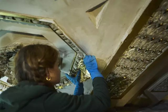 Die Deckenmalereien von Klimt im Burgtheater wurden nach einem Wasserschaden saniert. Bis Ende August soll die sanfte Reinigung der Gemälde und des Stucks noch anhalten. | Foto: Tommy Hetzel / BURG