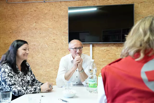 LH Mattle gemeinsam mit Angelika Berktold (Caritas) beim Roten Kreuz in Innsbruck | Foto: Land Tirol/Hörmann