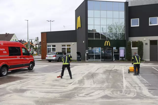 Wegen ausgelaufenen Öls musste der McDonald's-Parkplatz an der Welser Osttangente gesperrt werden, damit die Feuerwehr das Areal säubern konnte. | Foto: laumat.at