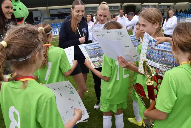 Für das Siegerteam gab es noch Autogramme vom FC Südburgenland. | Foto: Michael Strini